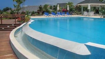 Piscine extérieure, parasols de plage, chaises longues