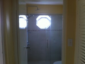 Bathroom - Oakland Guest Apartments (Kingston)