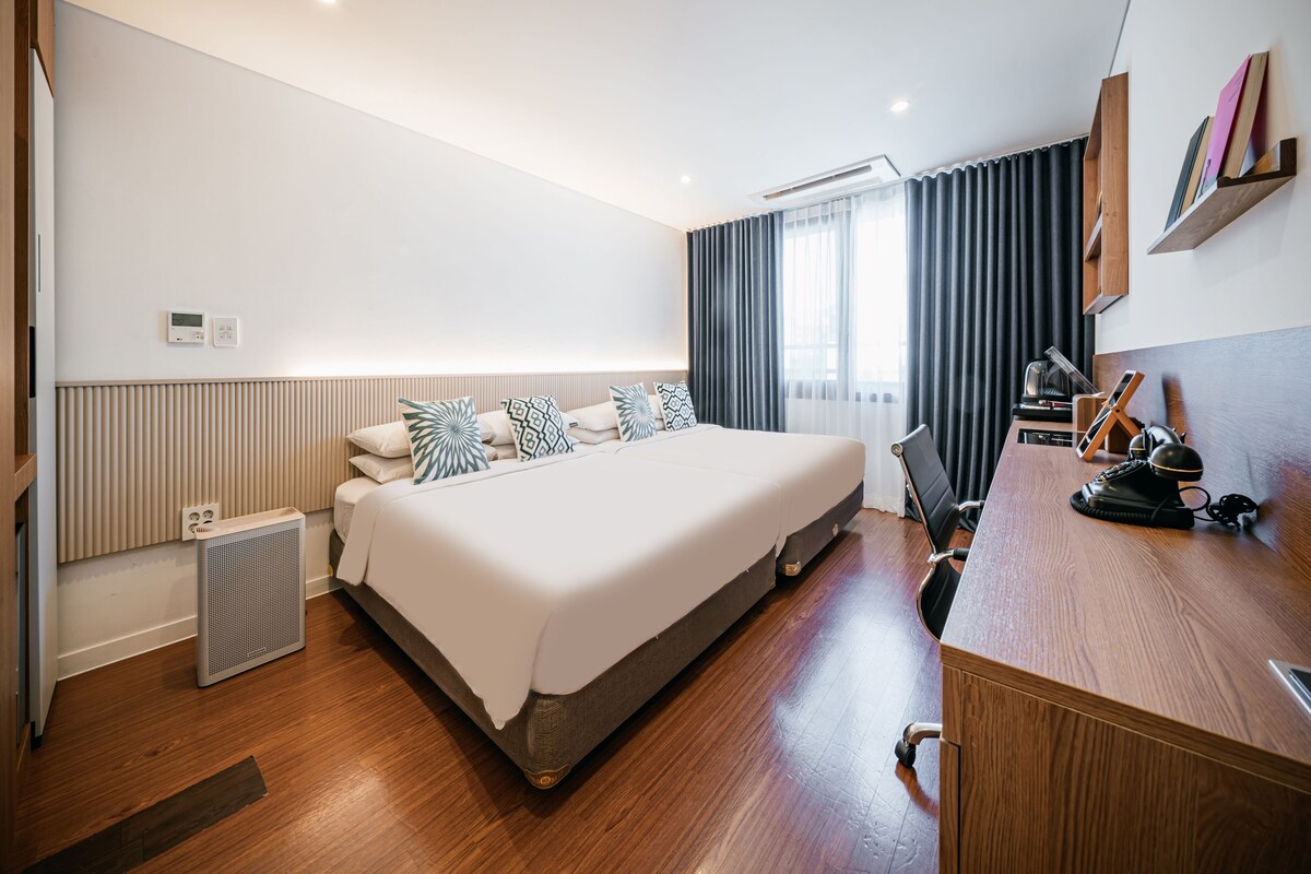 [City View] Family Suite, 1 Bedroom (2 Double Beds), 1 Living Room, 2 Bathrooms | 高級寢具、記憶棉床墊、迷你吧贈品、遮光窗簾/窗簾