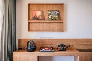 Premium bedding, memory foam beds, free minibar, blackout drapes - Hotel Yeon (Seogwipo)