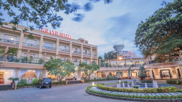 Un Gran Hotel con un patio central, varios balcones y una fuente.
