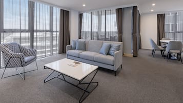 套房, 2 間臥室 (Luxe) | 客廳 | 平面電視