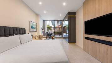 Studio Street Suite | Premium bedding, in-room safe, desk, laptop workspace