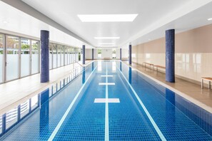 Piscine couverte, piscine extérieure, chaises longues