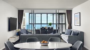 Suite, 3 slaapkamers (Ocean Luxe) | Woonruimte | Een flatscreentelevisie