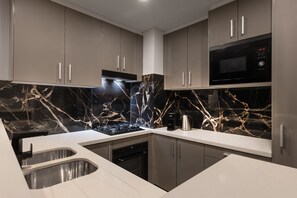 Full-sized fridge, microwave, stovetop, dishwasher - Meriton Suites Broadbeach, Gold Coast (Broadbeach)