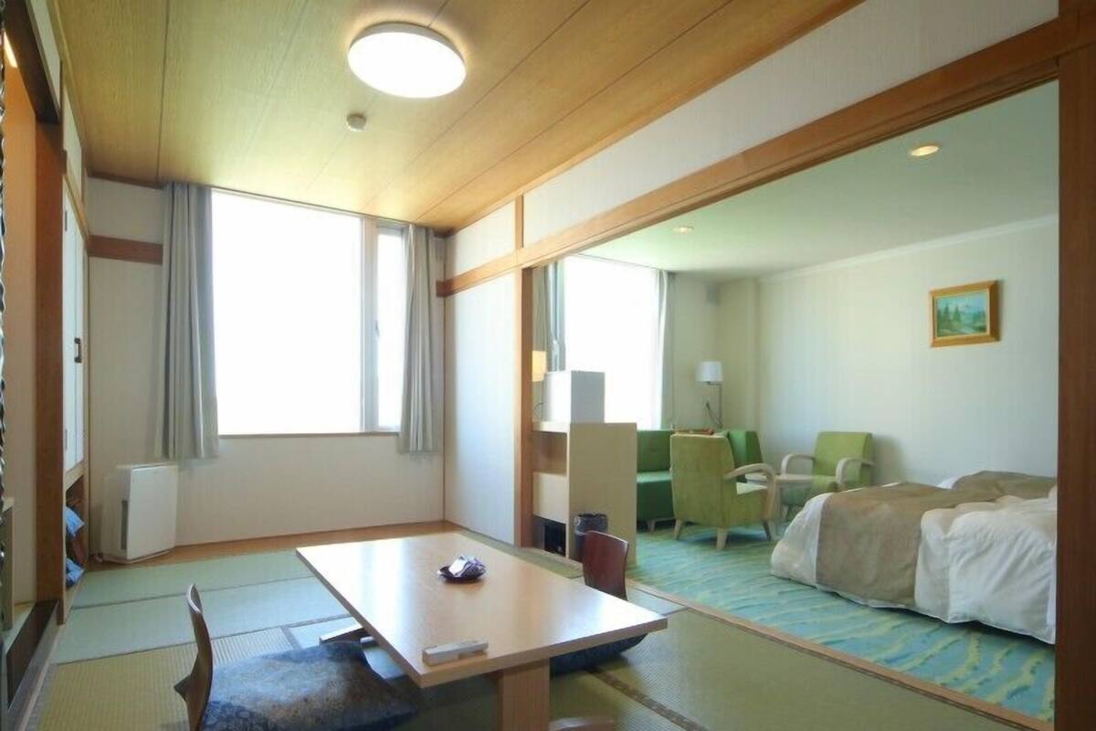In-room safe, desk, WiFi (free)