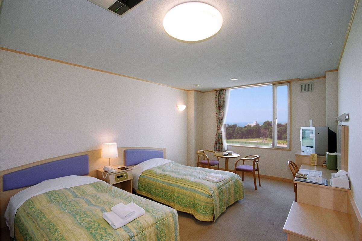 In-room safe, desk, WiFi (free)