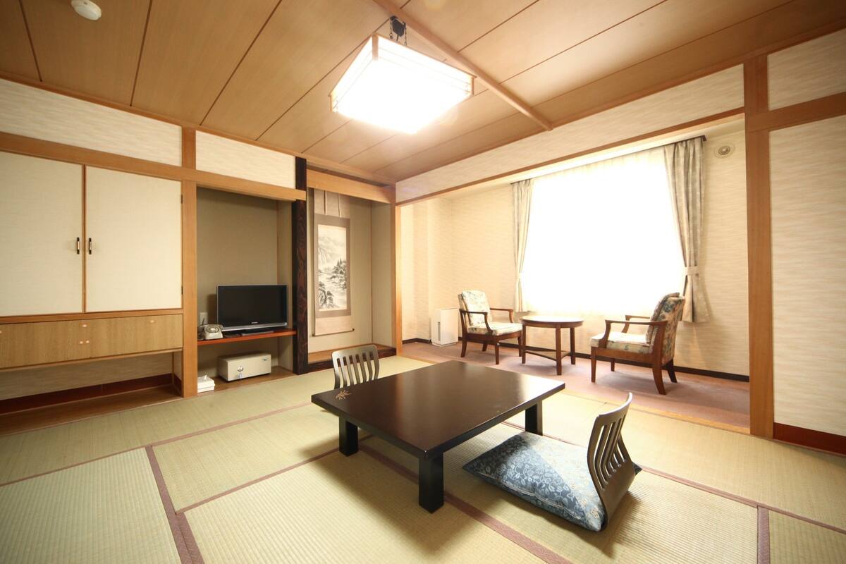 In-room safe, desk, WiFi (free)