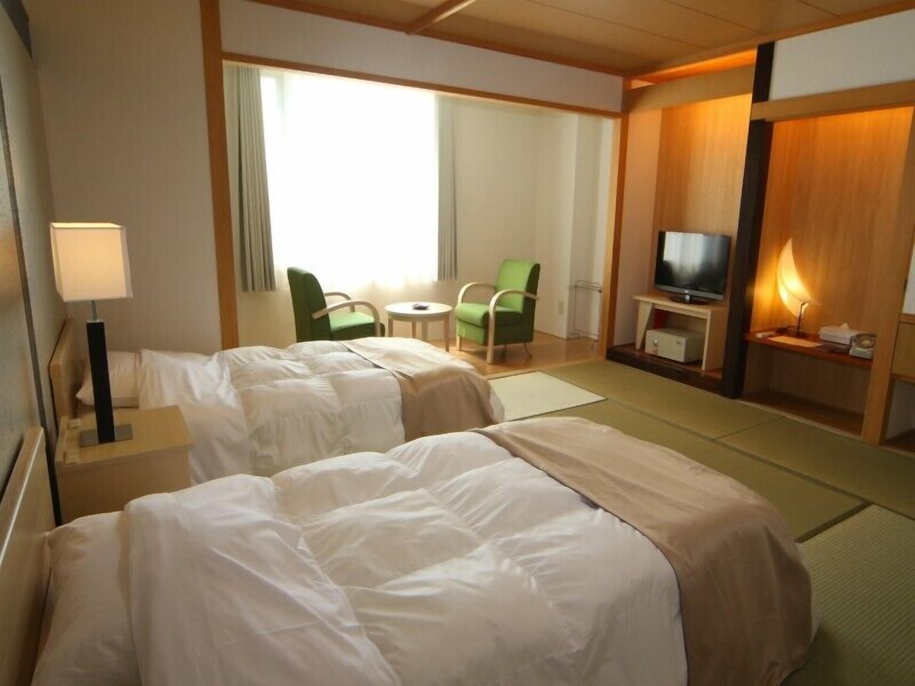 In-room safe, desk, free WiFi