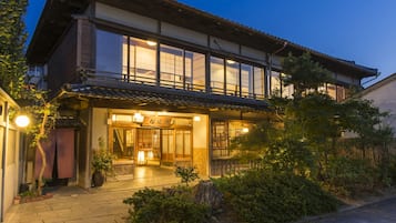 住宿正面 (夜晚)
