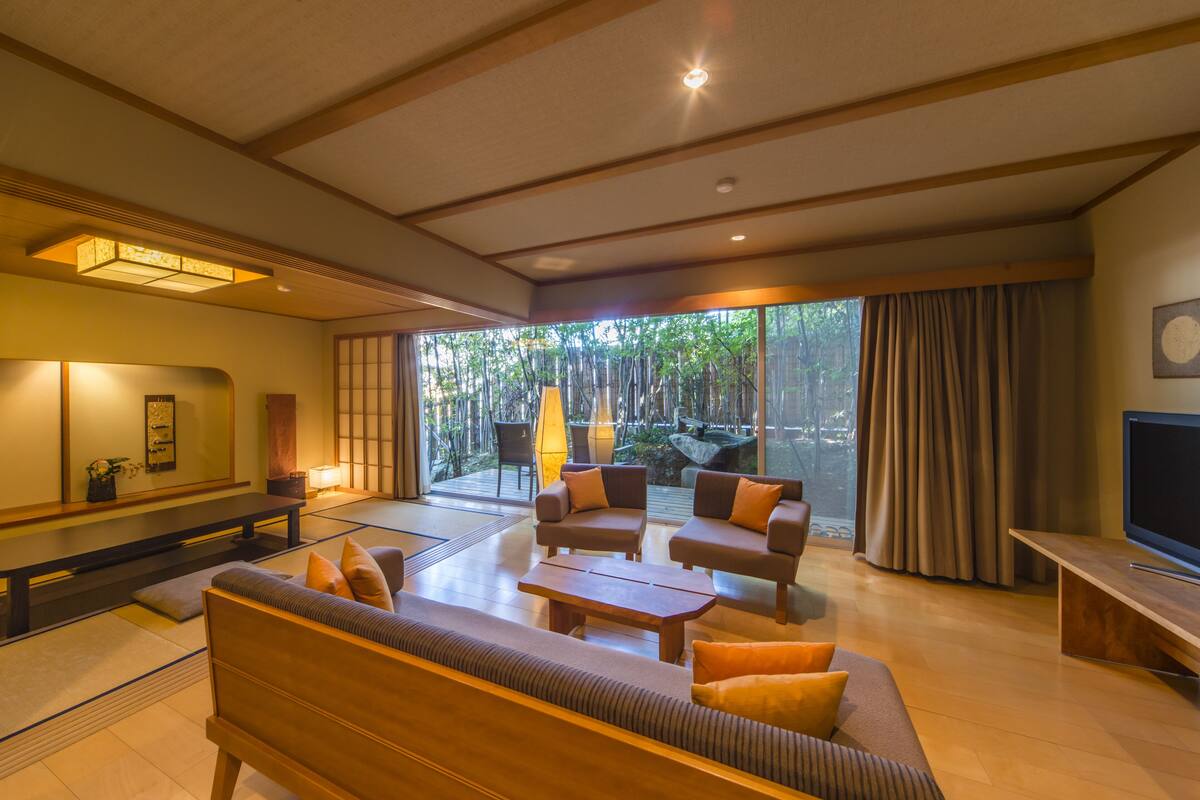Luxury Loft, 1 Bedroom | Ruang tamu | TV skrin rata 