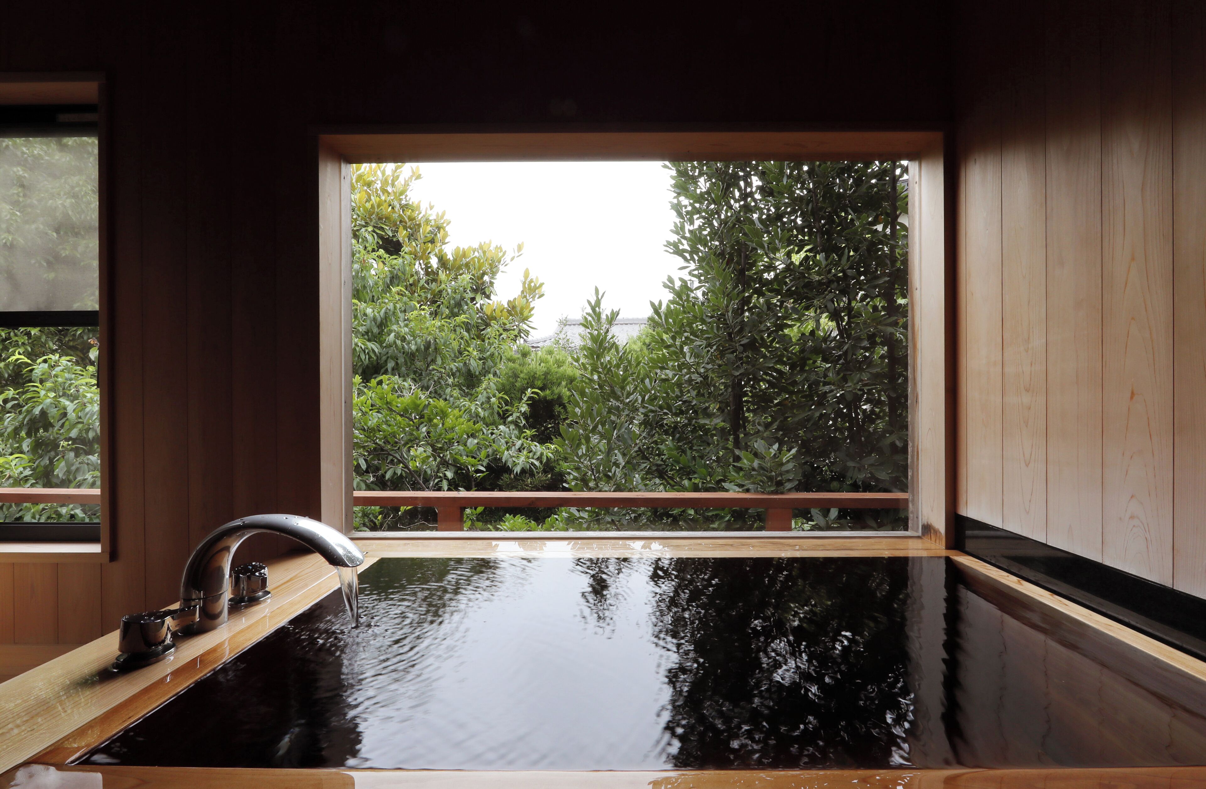 Bañera y ducha independientes, bañera profunda