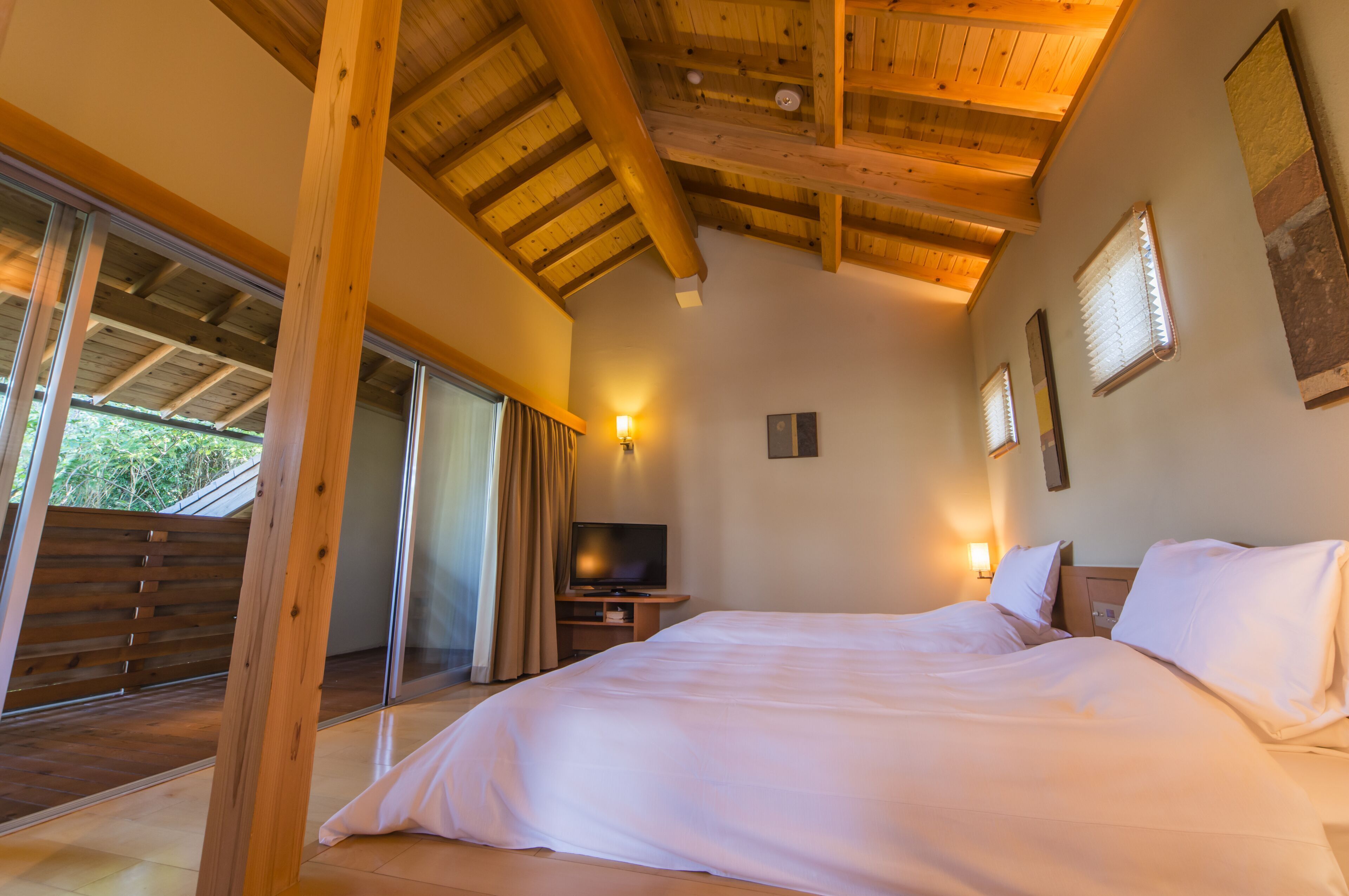 Coffres-forts dans les chambres, fer et planche à repasser