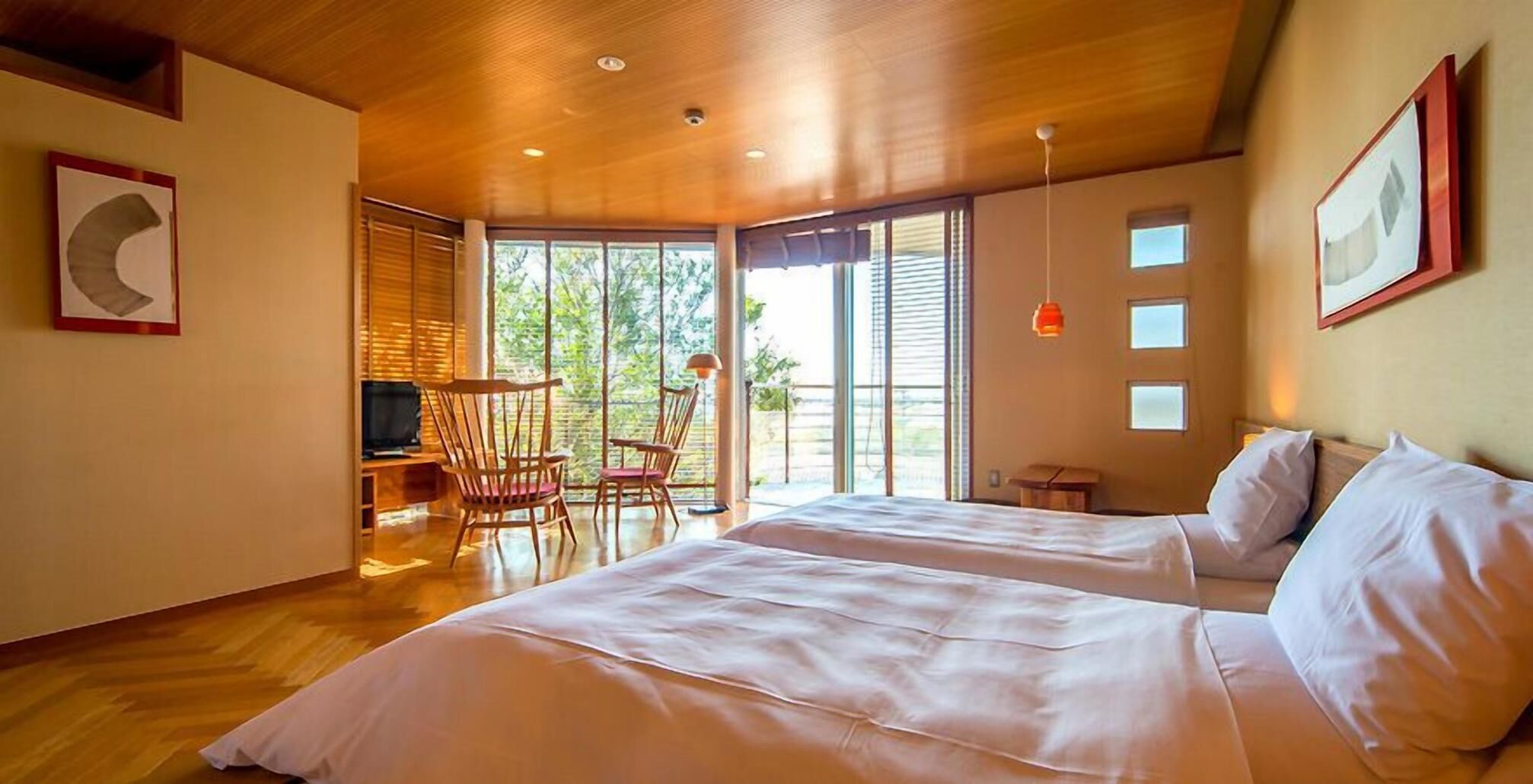 Coffres-forts dans les chambres, fer et planche à repasser