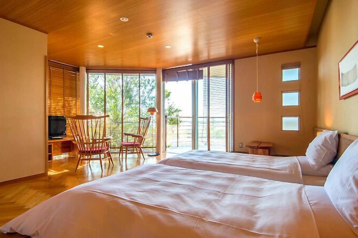 Coffres-forts dans les chambres, fer et planche à repasser