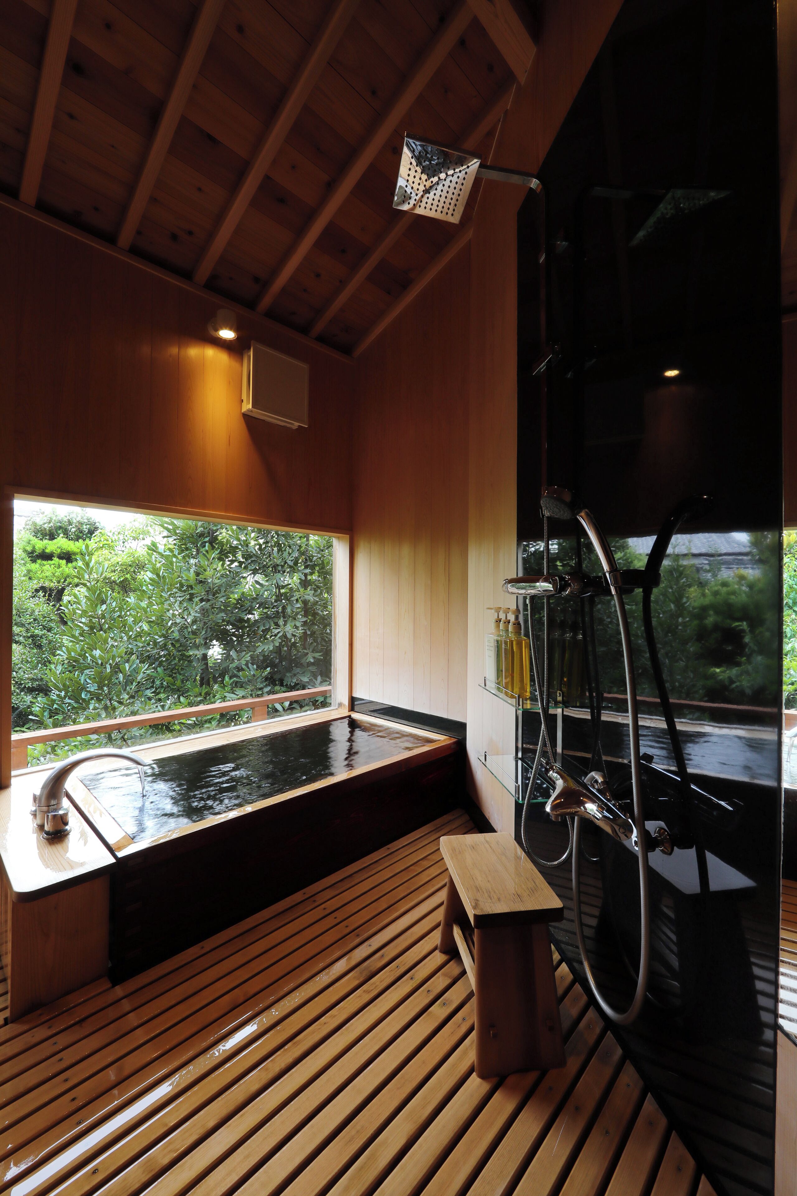 Family Room, Non Smoking | Bathroom | Separate bathtub and shower, deep-soaking bathtub, free toiletries
