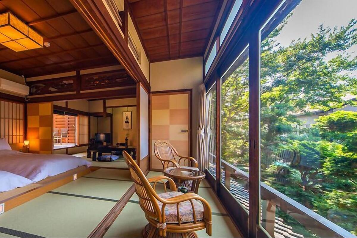 Coffres-forts dans les chambres, fer et planche à repasser