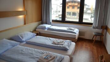 Dreibettzimmer, Bergblick | Schreibtisch, Babybetten