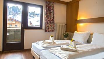 Doppelzimmer, Bergblick | Schreibtisch, Babybetten