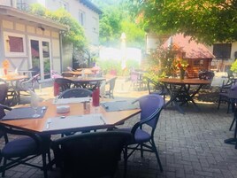 Se sirven desayunos, almuerzos, cenas y cocina local 