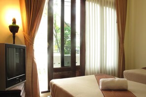 Standard shared bathroom Twin | Desk, free WiFi