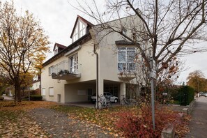 Vista frontal de la propiedad