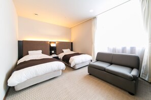 Sängtillbehör av högsta kvalitet och värdeförvaringsskåp på rummet