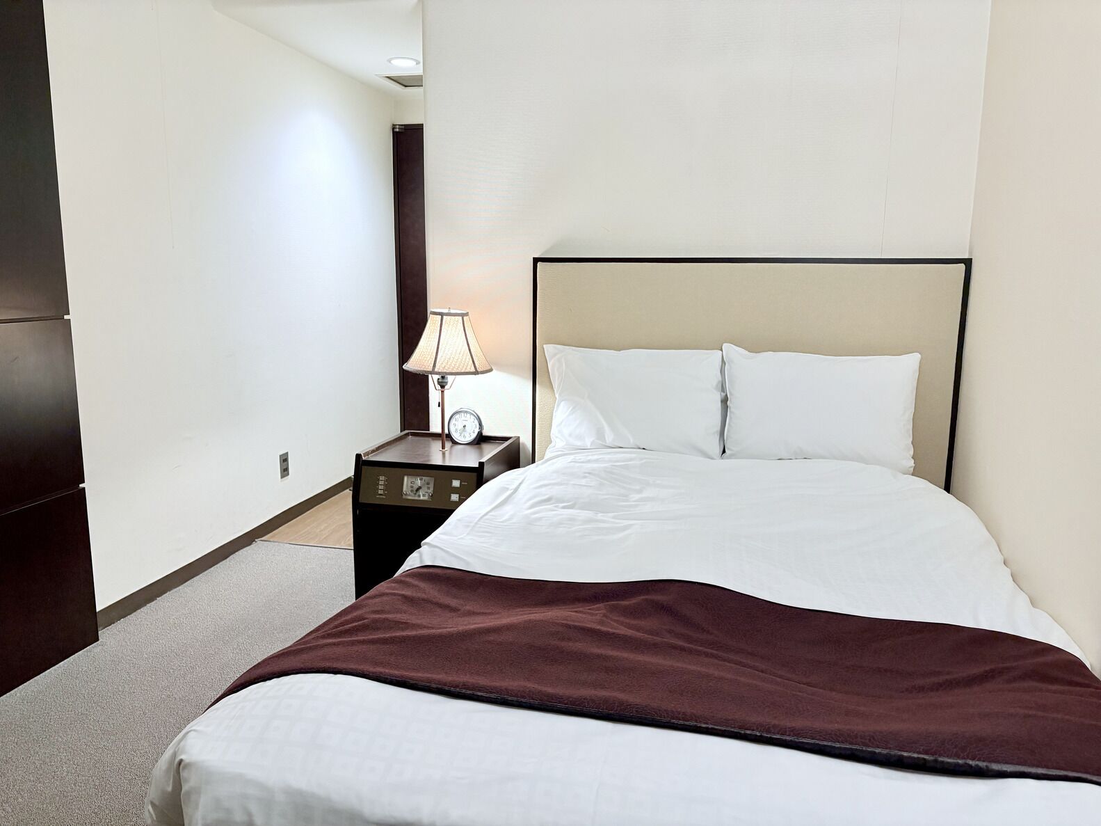 Ropa de cama de alta calidad y caja de seguridad en la habitación 