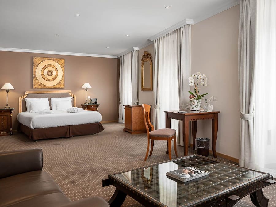 Family Room | Minibar, in-room safe, desk, blackout curtains