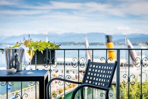 Chambre luxueuse double, vue sur le lac | Terrasse/patio