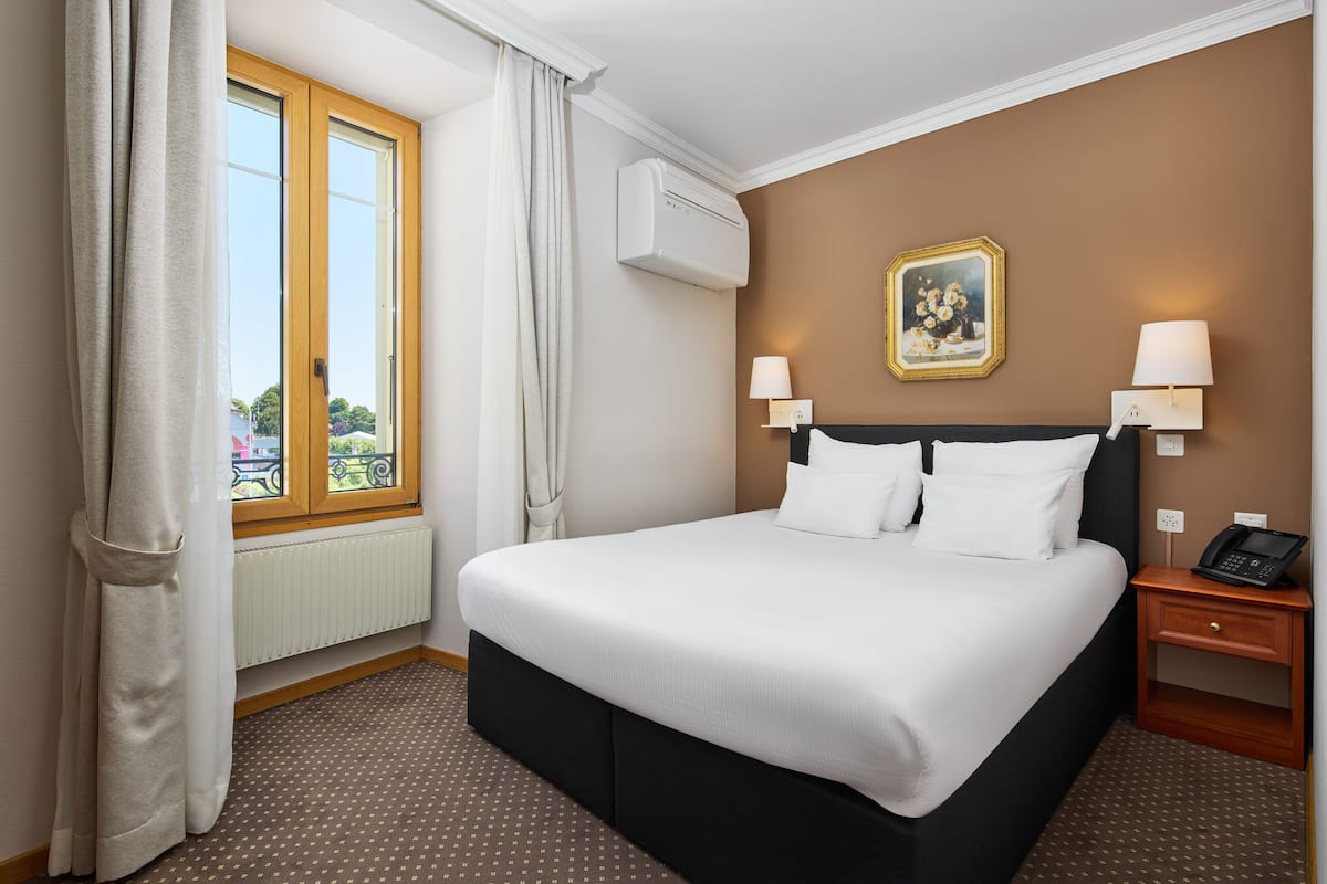 Kamar Double Ekonomi, 1 kamar tidur | Minibar, brankas, meja kerja, dan tirai kedap cahaya