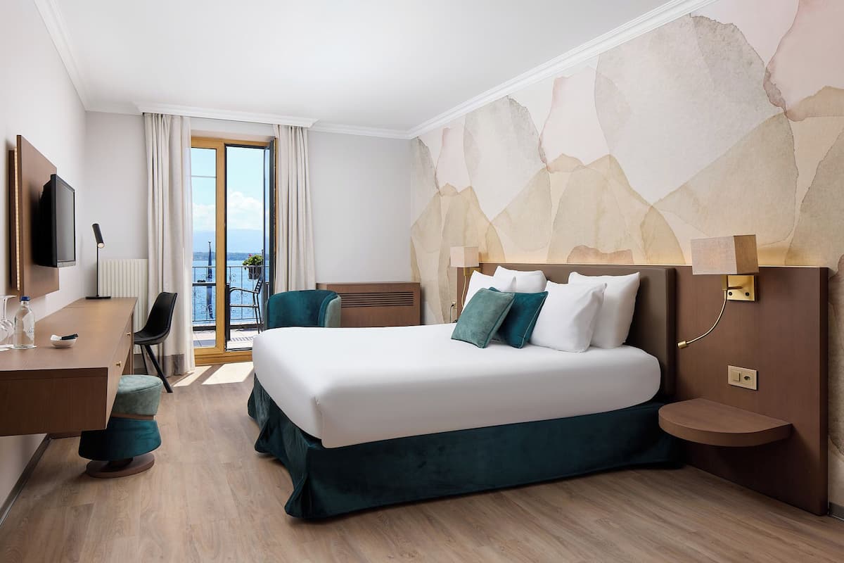 Luxe tweepersoonskamer, uitzicht op meer | 1 slaapkamer, een minibar, een kluis op de kamer, een bureau