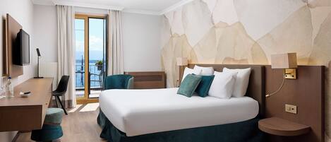 Chambre luxueuse double, vue sur le lac | Minibar, coffre-fort, bureau, rideaux dâobscurcissement