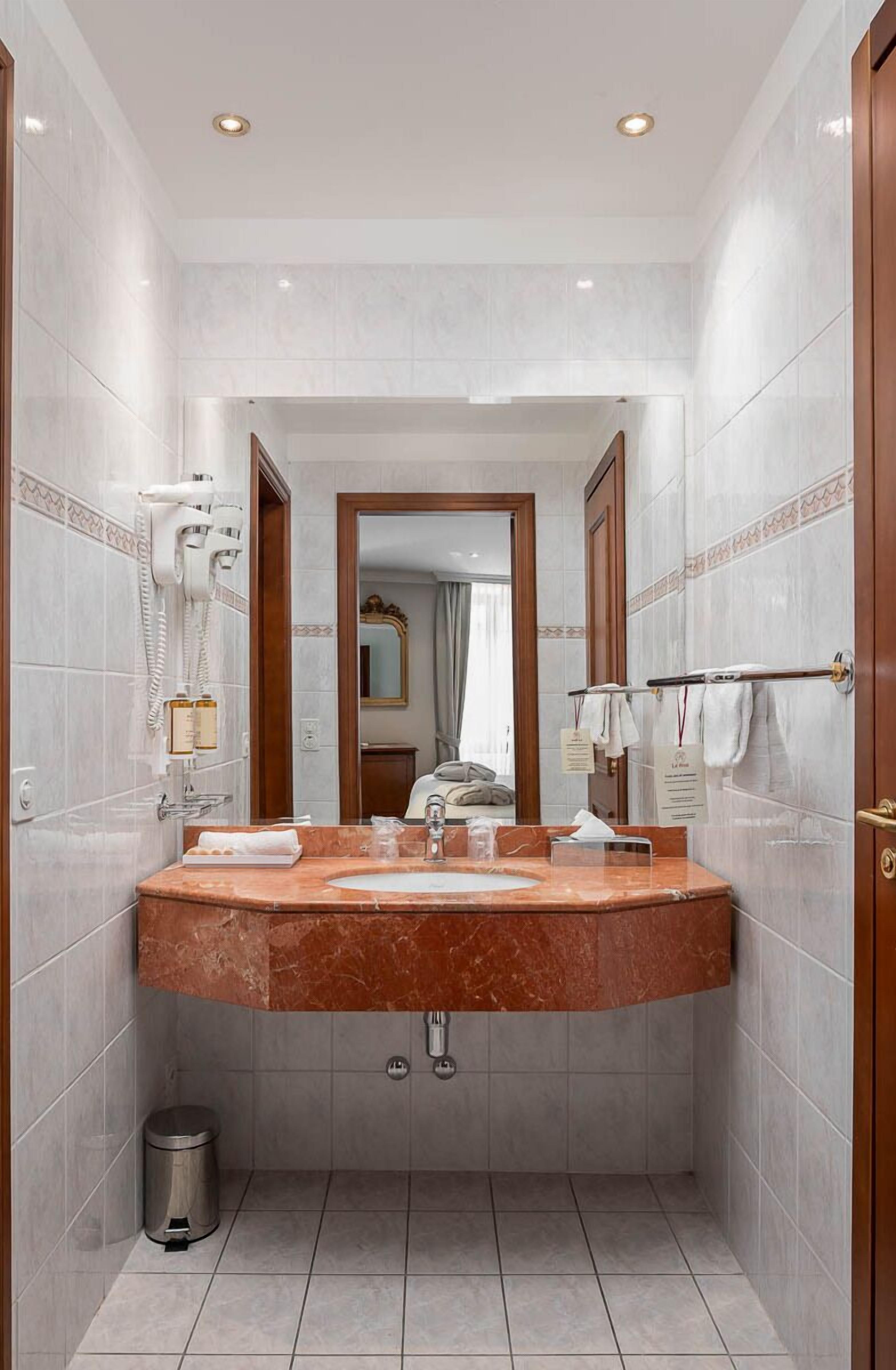 family room | bathroom | free toiletries, hair dryer, bathrobes, slippers