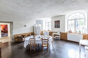 Daily cooked-to-order breakfast (EUR 12 per person)