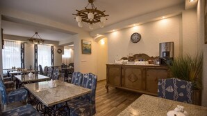 Un comedor con un armario de madera, un reloj y un refrigerador.