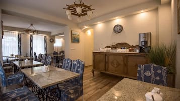 Desayuno buffet (PLN 45 por persona)