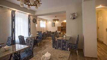 Tägliches Frühstücksbuffet gegen Gebühr