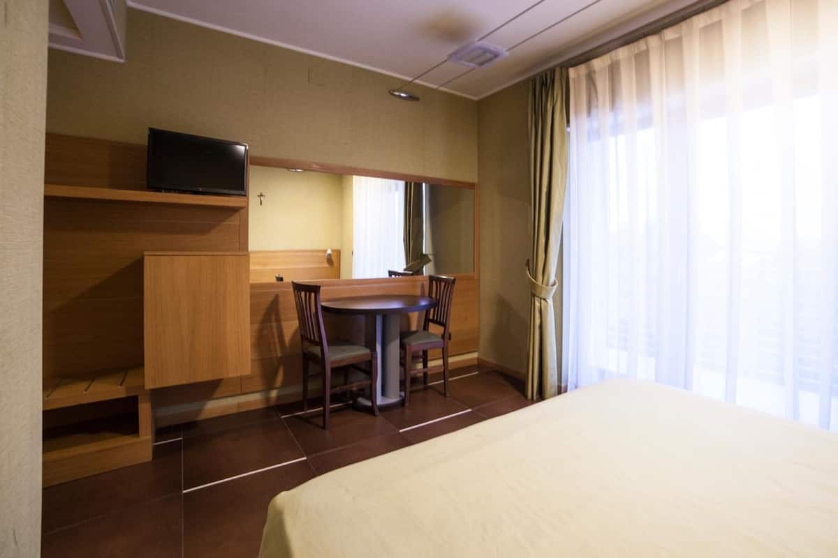 desk, cots/infant beds, rollaway beds, free wifi