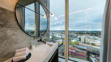 Suite, bañera | Baño | Artículos de higiene personal de diseño, secador de pelo y albornoces