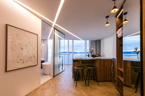 Corner Suite | 1 bedroom, premium bedding, pillowtop beds, free minibar items