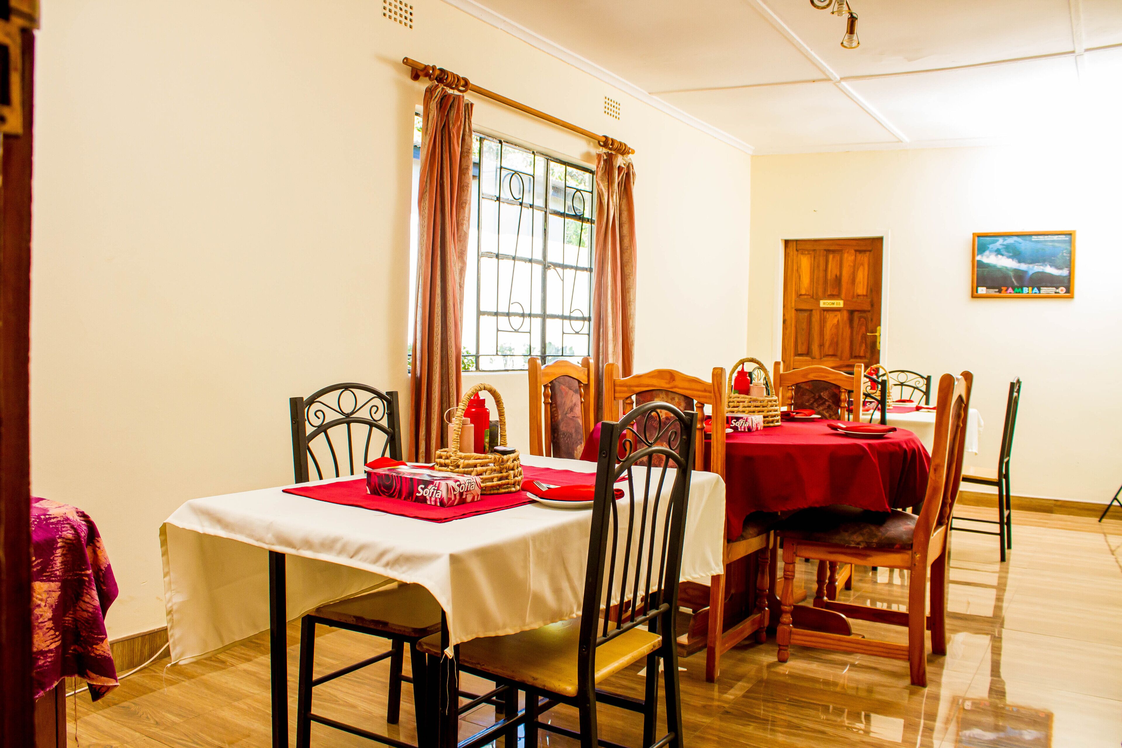 Se sirven desayunos, almuerzos, cenas y cocina local 