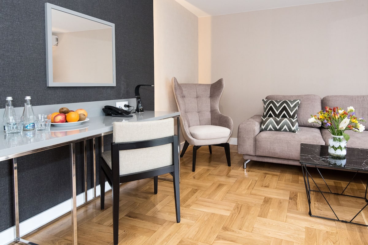 ห้องดีลักซ์สวีท, ระเบียง, วิวสวนสาธารณะ | ห้องนั่งเล่น | ทีวี 32 นิ้ว พร้อมช่องเคเบิล