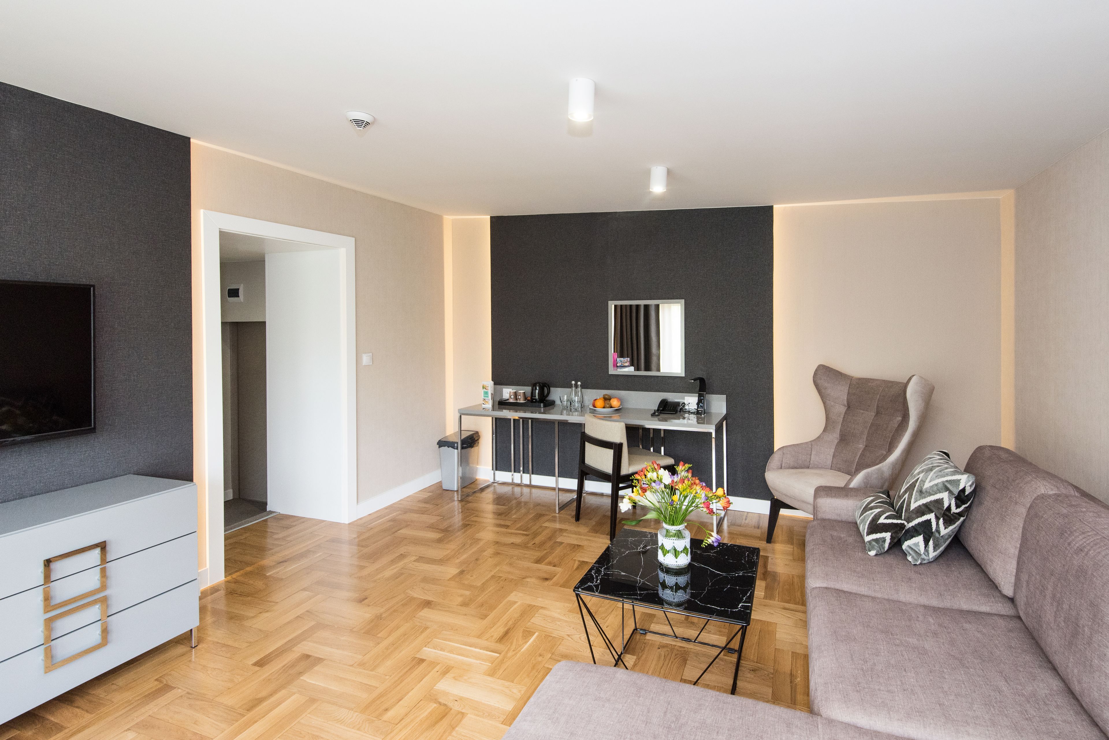 deluxe suite, balcony, park view | 1 bedroom, blackout curtains, soundproofing, free wifi