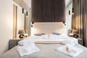 Deluxe Suite, Balcony, Park View | Blackout drapes, soundproofing, free WiFi, bed sheets