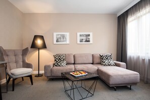 豪華套房, 陽台, 公園景觀 | 客廳 | 32-吋電視，提供有線頻道