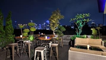 供應早餐、午餐、晚餐;多國菜