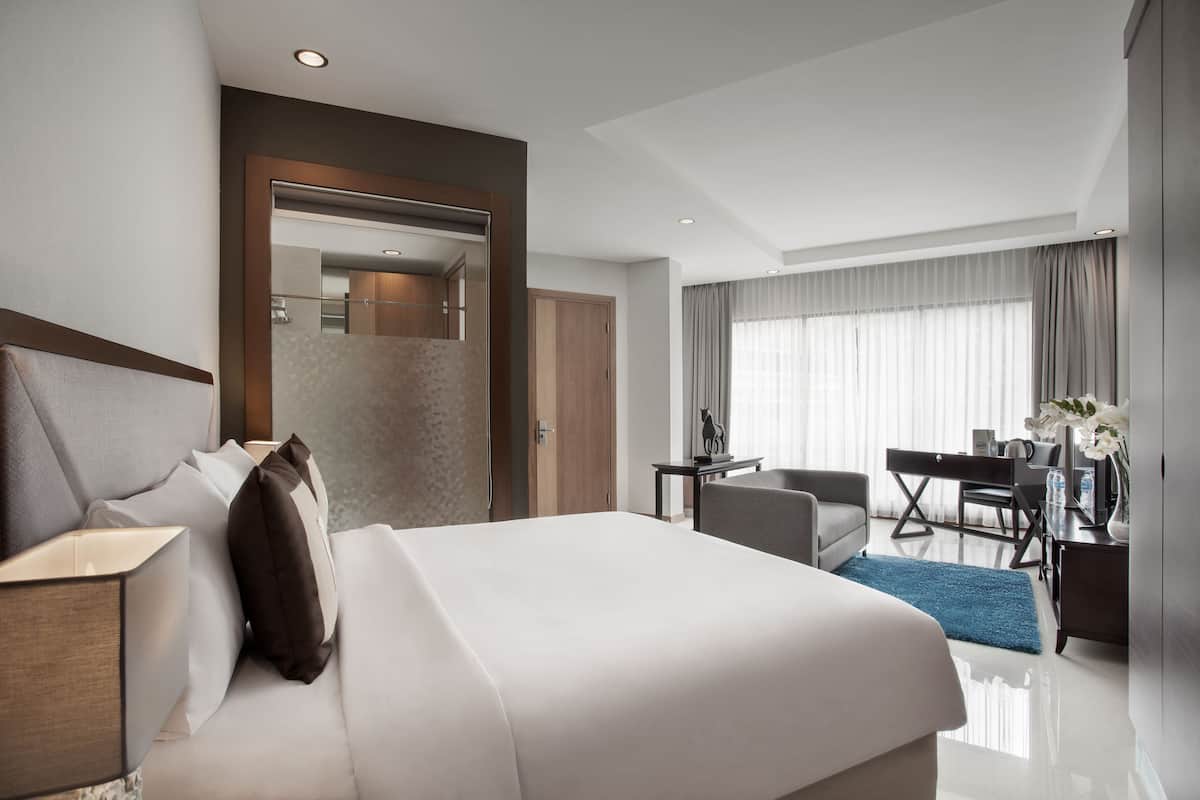 The Sawana Suite | Värdeförvaringsskåp på rummet, skrivbord, barnsängar och extrasängar