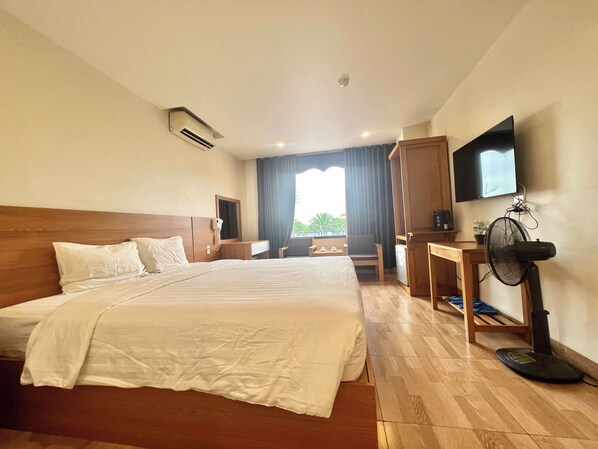 Caja de seguridad en la habitación, escritorio y cortinas blackout